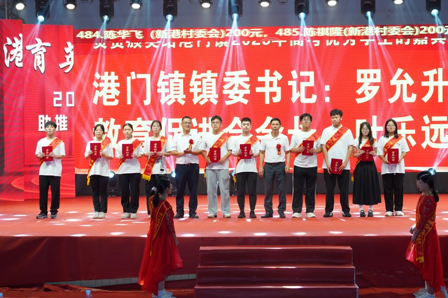 領導嘉賓為優(yōu)秀大學生頒獎4.JPG