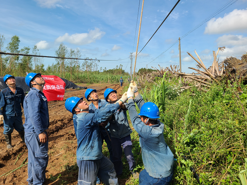 英德供電局馳援樂民鎮(zhèn) 風(fēng)雨無阻搶通“生命電”