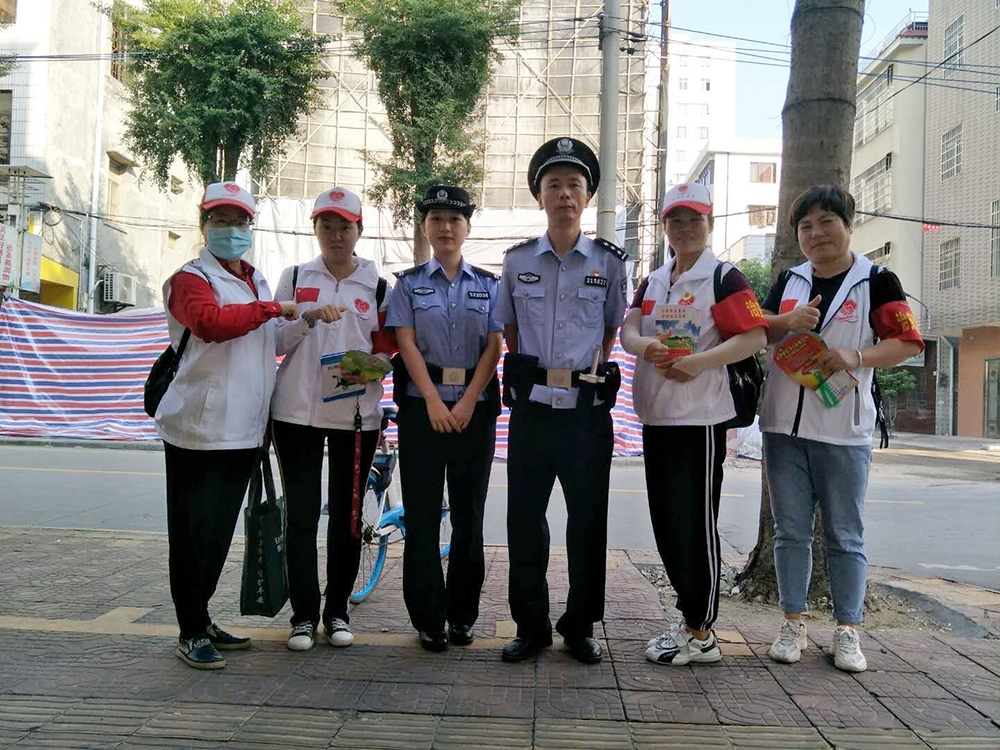 10月26日，團縣委組織志愿者組建“治安聯(lián)防”志愿者服務隊7.jpg