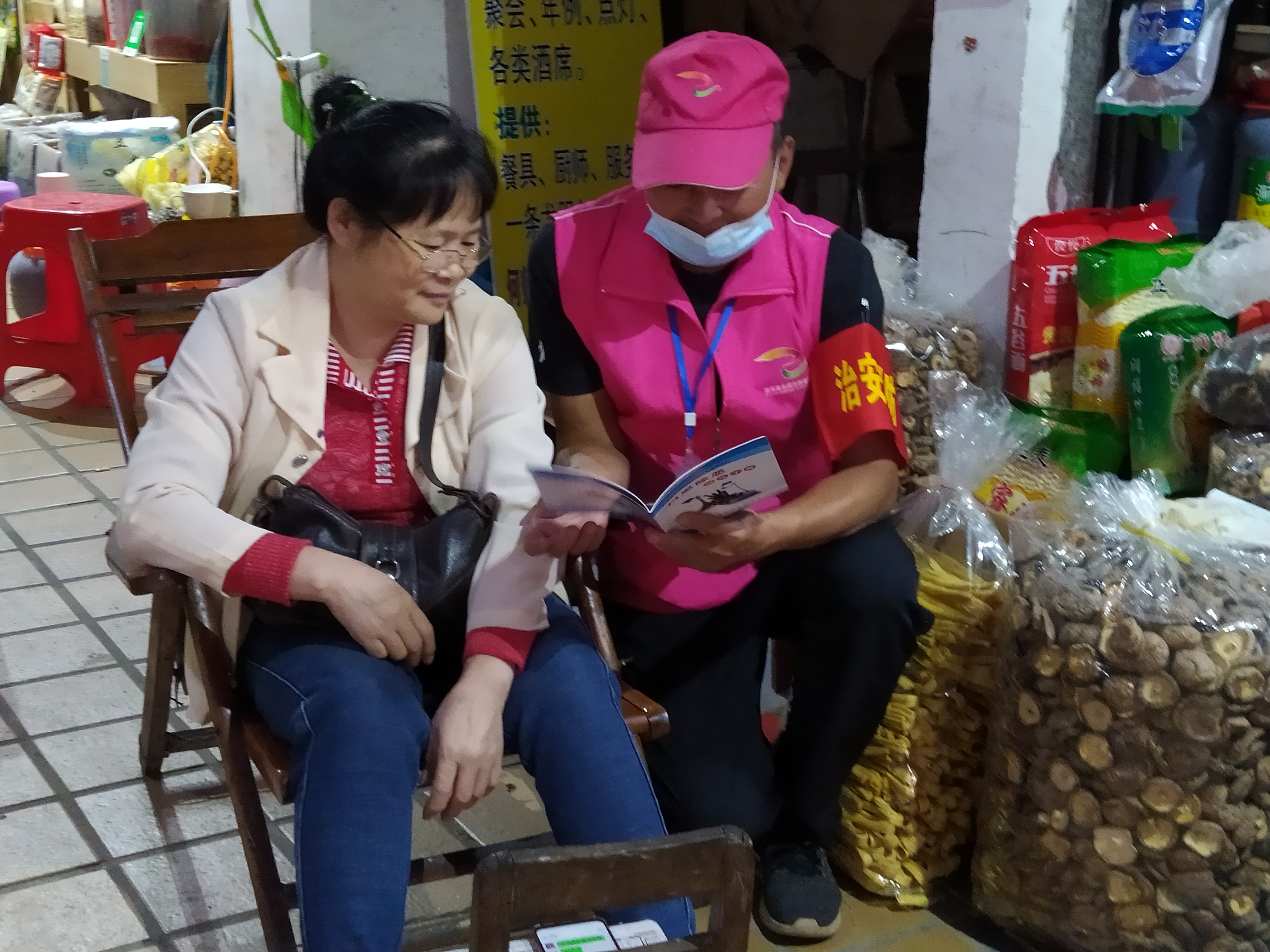 10月26日，團縣委組織志愿者組建“治安聯(lián)防”志愿者服務隊2.jpg