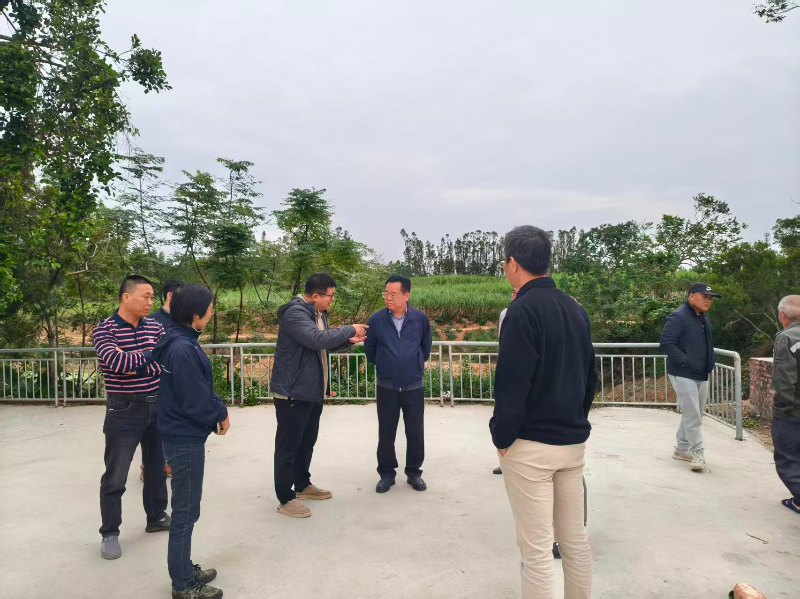 遂溪縣政協(xié)主席潘汝權(quán)赴楊柑鎮(zhèn)白銀樹(shù)村指導(dǎo)典型村建設(shè)工作