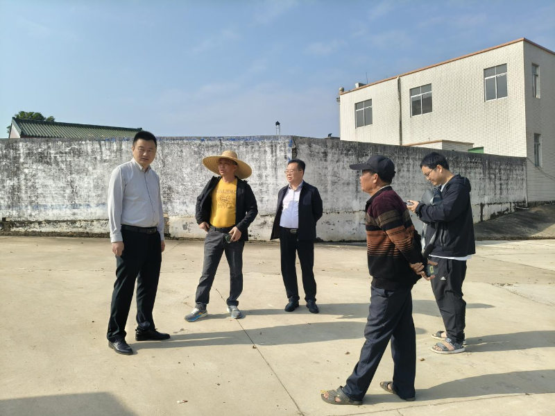 遂溪縣政協(xié)主席潘汝權(quán)到楊柑鎮(zhèn)督導(dǎo)“百千萬(wàn)工程”工作