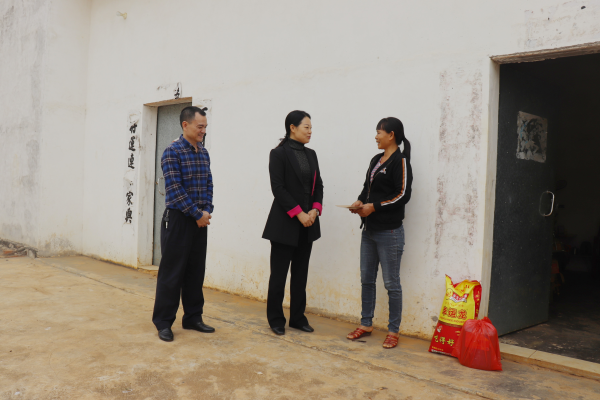 慰問(wèn)組一行看望慰問(wèn)西洋村全倒戶(hù)陳華平.jpg